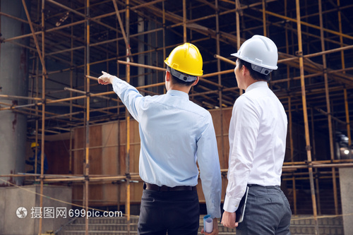 建筑工程師討論施工項目背影